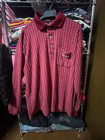 빨간색 체크 무늬 피케 셔츠 가슴 포켓 부착