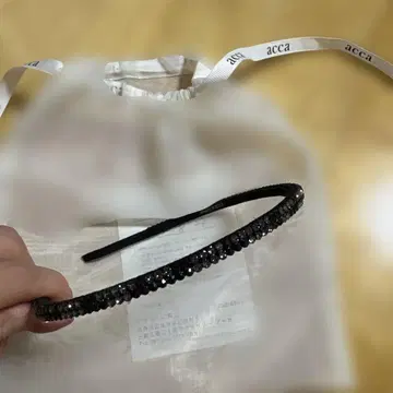 acca 비쥬가 달린 블랙 헤어밴드