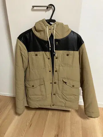 유나이티드 애로우즈 후드 부착 다운 자켓 M 사이즈