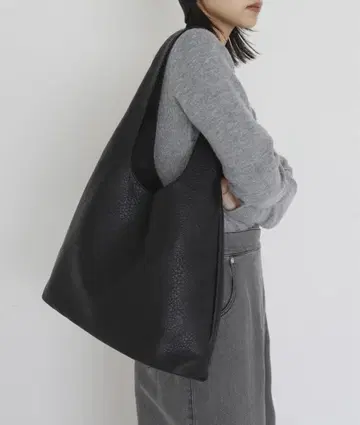 블랙 가죽 토트백 심플한 디자인