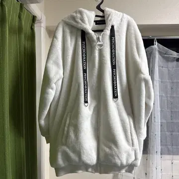 화이트 플리스 후드 부착 자켓