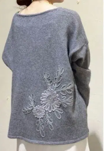 비어즐리 미사용 새상품 밑단 자수 니트