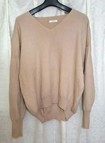 베이지 V넥 니트 긴팔