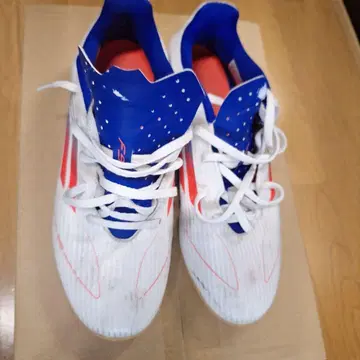 풋살화 화이트/파랑/빨간색