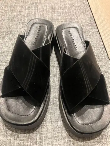 LOWRYS FARM 통굽 크로스 스트랩 샌들 블랙