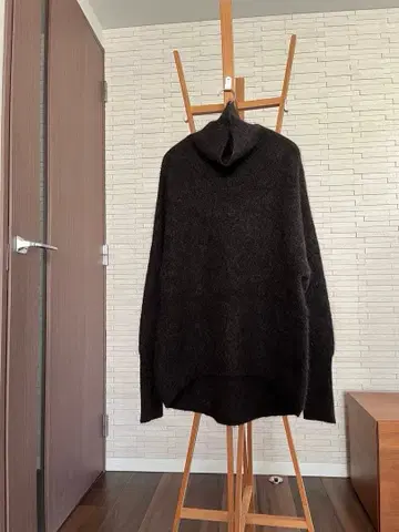 울 혼방 소재 하이넥 스웨터 다크 그레이