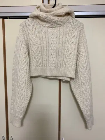 새상품급! 노와르 케이니노미야 아이보리 케이블 니트 크롭 스웨터