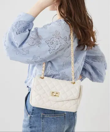 chico 화이트 퀼팅 숄더백