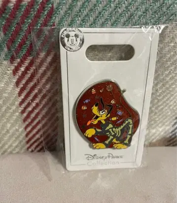 [ 덤 포함 ] [ 익명 배송 ] 디즈니 플루토 할로윈 핀 배지