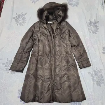 후드 부착 다크 브라운 롱 다운 코트