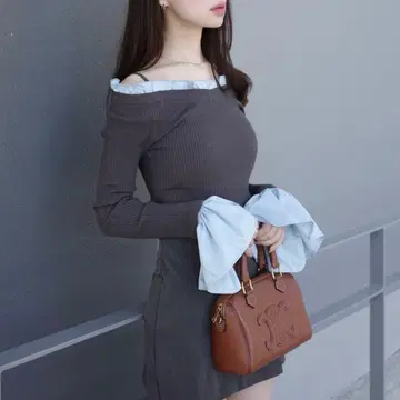 MERCURYDUO 이소재 프릴 오프숄더 리브 니트