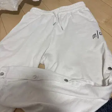 m/o 화이트 스웨트 팬츠