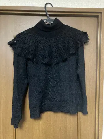 케이프 포함 니트 블랙 뷔르데사봉