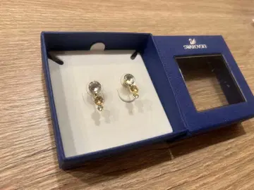 SWAROVSKI 크리스탈 스터드 귀걸이
