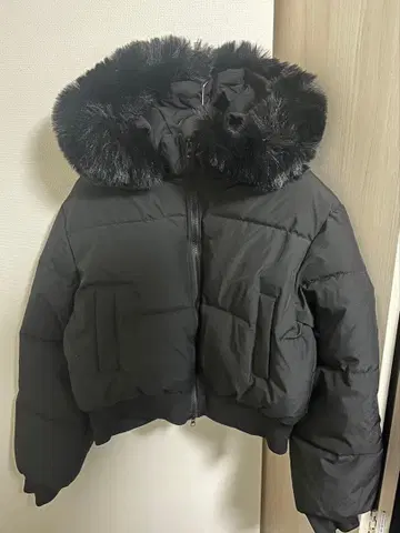 퍼 달린 블랙 숏 다운 자켓