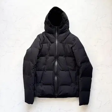 데상트 얼터레인 미즈사와 다운 셔틀 다운 자켓 블랙 XO