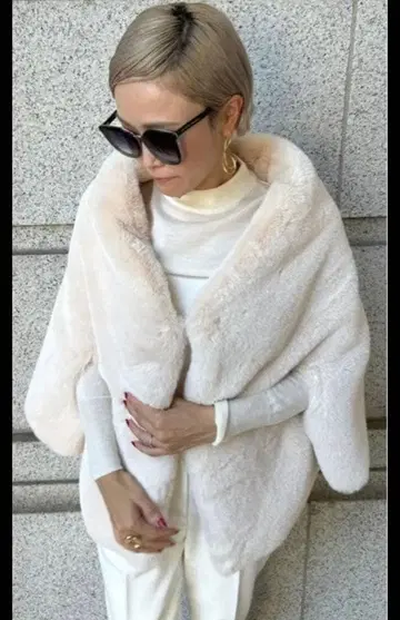 치에코님 JENNE 퍼 케이프 미사용 새상품 아이보리