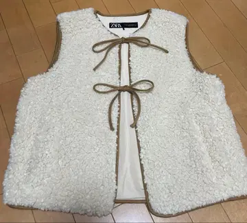 새상품 ZARA 보아 베스트 안감 부착 화이트 따뜻한 귀여운