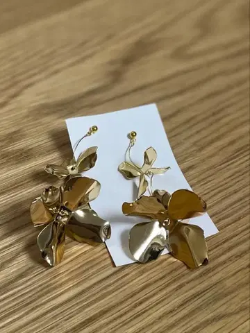 꽃 모티브 골드 후프 귀걸이