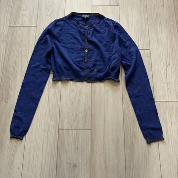 아르마니진스 크루넥 숏 기장 가디건 금 로고 장식