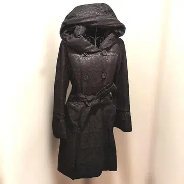 후드 부착 블랙 더블 브레스트 다운 자켓 레이스풍 디자인