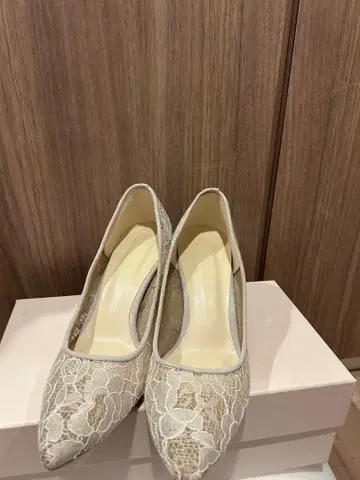 바니스뉴욕 레이스 소재 스틸레토 펌프스