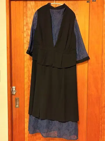 엘레강트한 블랙과 파랑의 레이스 드레스