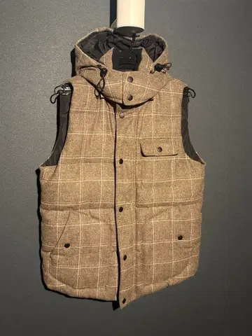 어반 리서치 브라운 계열 체크 후드 부착 다운 베스트 L 사이즈