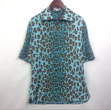 이타리야 하프 지퍼 카라 부착 티셔츠 레오파드 무늬