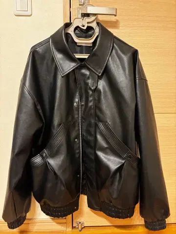 블랙 합성 피혁 봄버 자켓