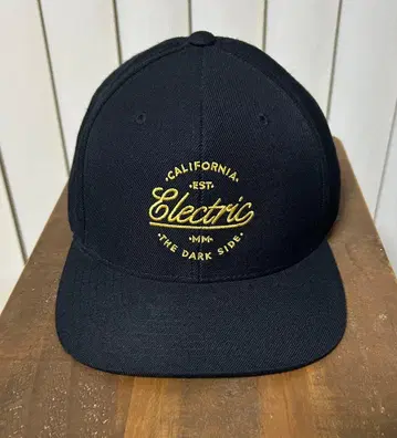 ELECTRIC 자수 로고 캡 블랙 스냅백 트래커 새상품급 레어
