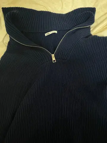 네이비 지퍼 달린 하이넥 니트