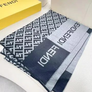 새상품급 로고 머플러 박스 포함