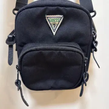 GUESS 블랙 숄더백 남녀 공용