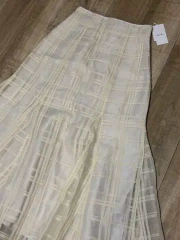 새상품 dazzlin 플레어 스커트 M 크림색