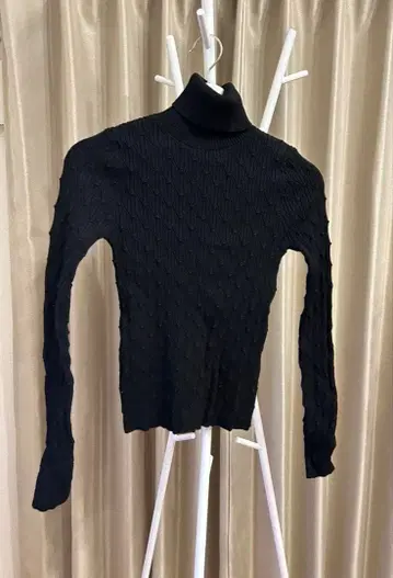 ZARA 블랙 터틀넥 스웨터