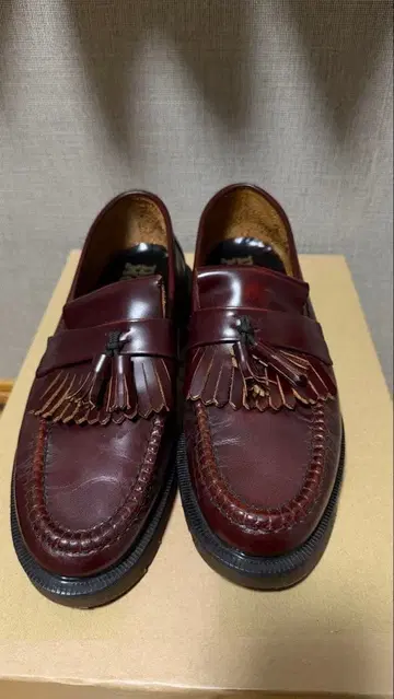 Dr. Martens 버건디 프린지 로퍼