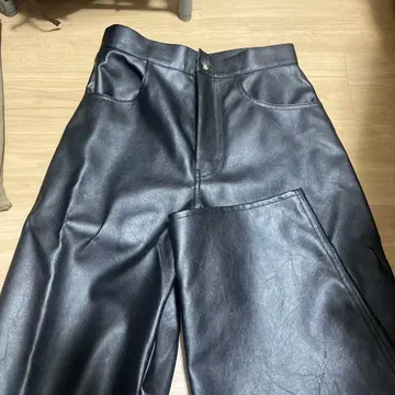 qout 블랙 합성 피혁 와이드 팬츠