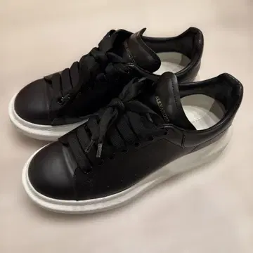 ALEXANDER MCQUEEN 블랙 스니커즈