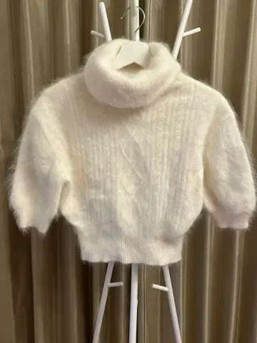 스나이델 화이트 터틀넥 스웨터 반팔