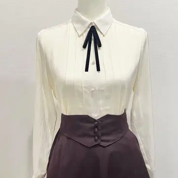 핀토 벨로아 타이 포함 핀턱 셔츠 화이트 x 블랙