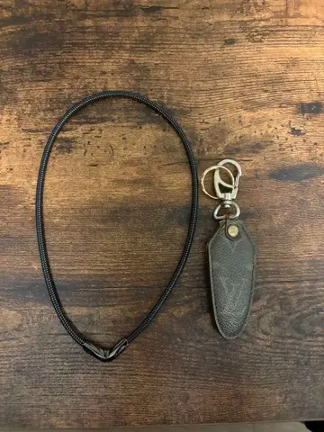 브라운 가죽 모노그램 키링