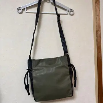 캠퍼 숄더백 가죽