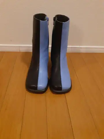 파랑과 블랙의 숏부츠 사이드 지퍼 부착