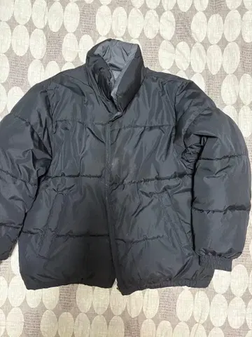 블랙 다운 자켓 지퍼 포함