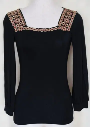 새상품 LE COMPLICI ITALY 페미닌한 블랙 자수 상의