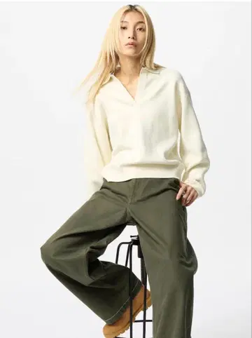 UNIQLO 아이보리 릴랙스 실루엣 스웨터