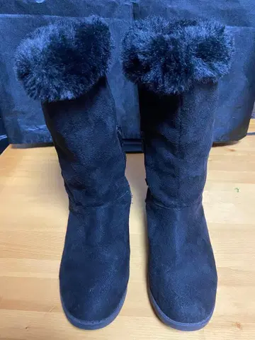 블랙 퍼가 달린 스웨이드 부츠