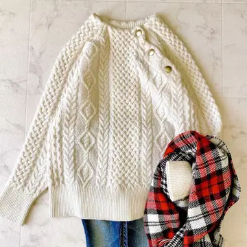 새상품급 쉽스 숄더 버튼 케이블 니트 골드 버튼 화이트