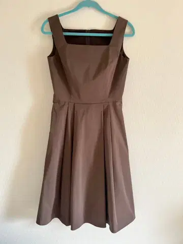 브라운 슬리브리스 무릎 기장 원피스